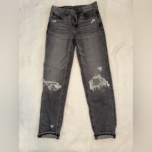 American eagle distressed high rise grey mom jeans.👖 Size 2 long.